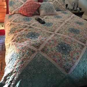 Queen size cotton quilt, pillow shams and throw pillows